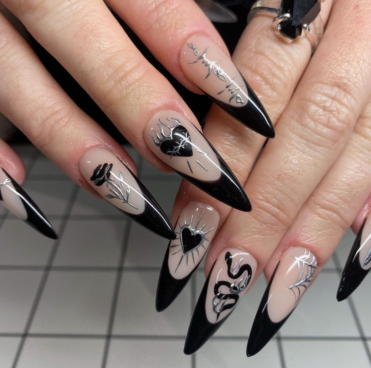 24Pcs False Nails Spicy Girl Silver Bow with Diamond Fake Na