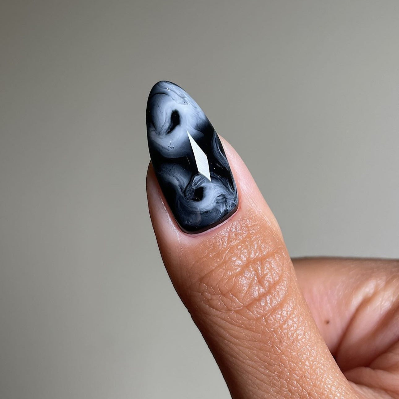 24Pcs ink wash blending Press On Nails stickers European and American dark style cool and futuristic fake nails almond pointed finished nail pieces